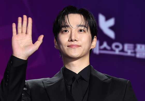 이준호, 잘생긴 손인사