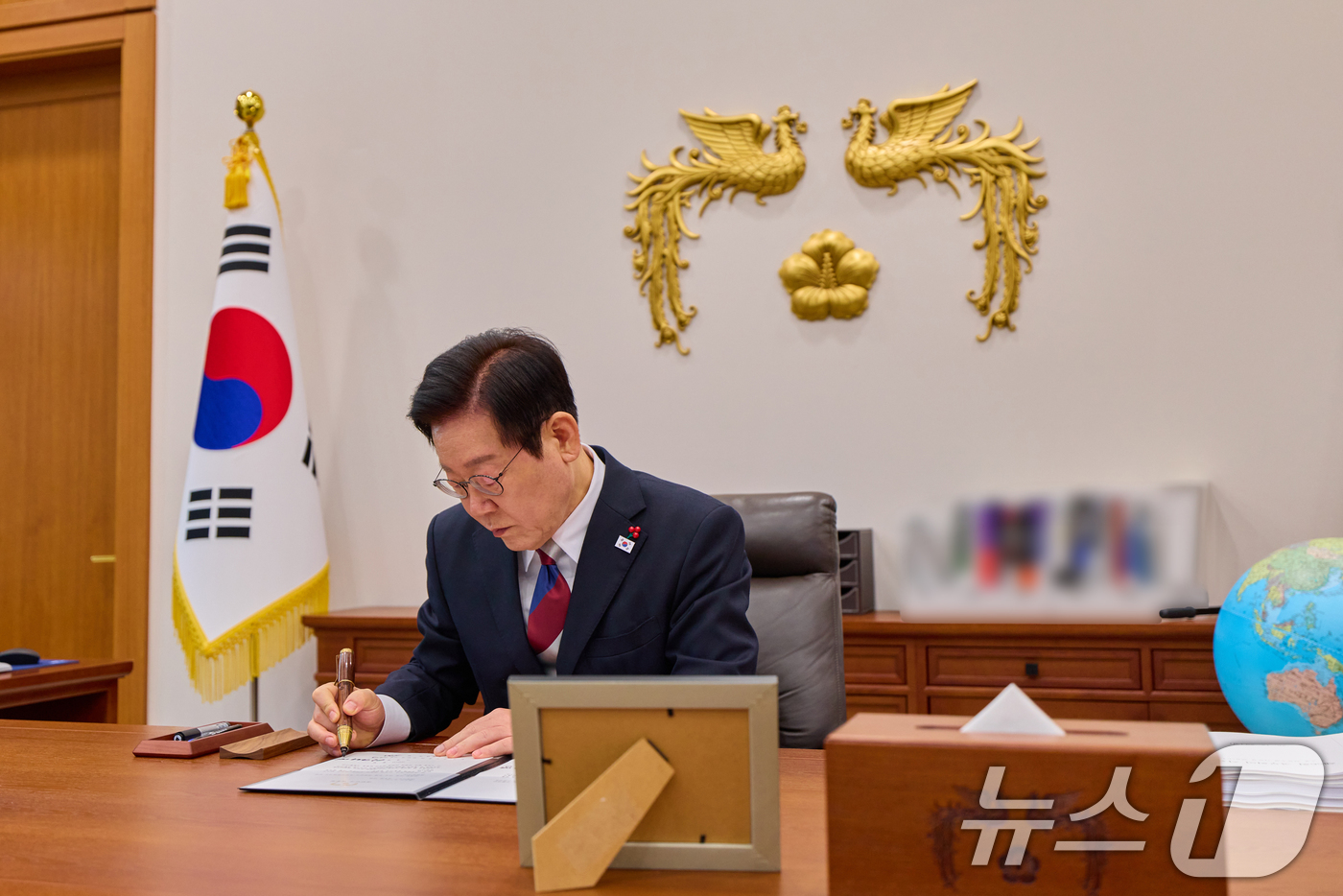 (서울=뉴스1) 이재명 기자 = 이재명 대통령이 청와대 집무를 시작한 29일 청와대에서 한베냉공화국 대사 내정자에게 아그레망을 부여하는 등 첫 재가를 진행하고 있다. (청와대 제공 …