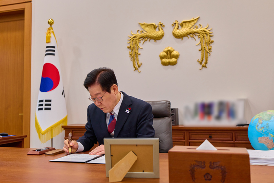 이재명 대통령, 청와대 집무실서 첫 재가