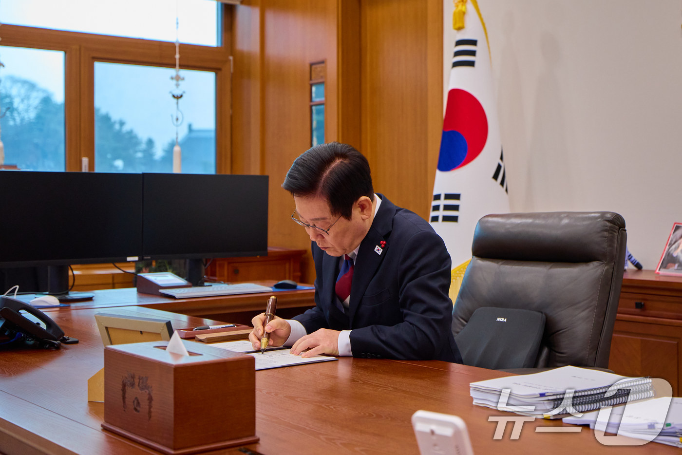 (서울=뉴스1) 이재명 기자 = 이재명 대통령이 청와대 집무를 시작한 29일 청와대에서 한베냉공화국 대사 내정자에게 아그레망을 부여하는 등 첫 재가를 진행하고 있다. (청와대 제공 …