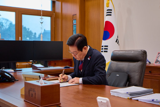 이재명 대통령 '청와대 집무실서 첫 재가'