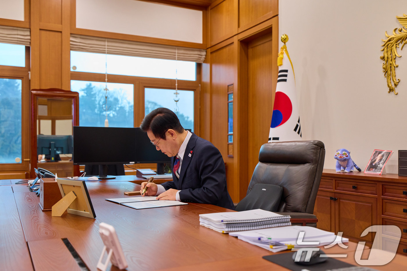 (서울=뉴스1) 이재명 기자 = 이재명 대통령이 청와대 집무를 시작한 29일 청와대에서 한베냉공화국 대사 내정자에게 아그레망을 부여하는 등 첫 재가를 진행하고 있다. (청와대 제공 …