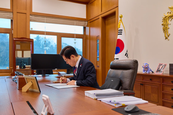 청와대 집무실서 첫 재가하는 이재명 대통령