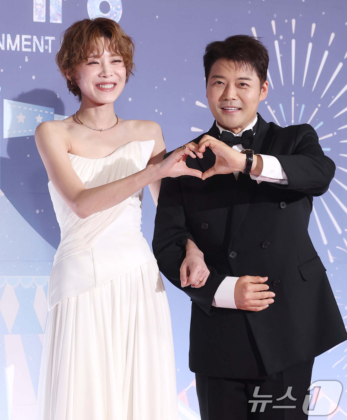 (서울=뉴스1) 권현진 기자 = 방송인 장도연과 전현무(오른쪽)가 29일 오후 서울 마포구 MBC 미디어센터 공개홀에서 열린 '2025 MBC 방송연예대상' 레드카펫 행사에 참석해 …