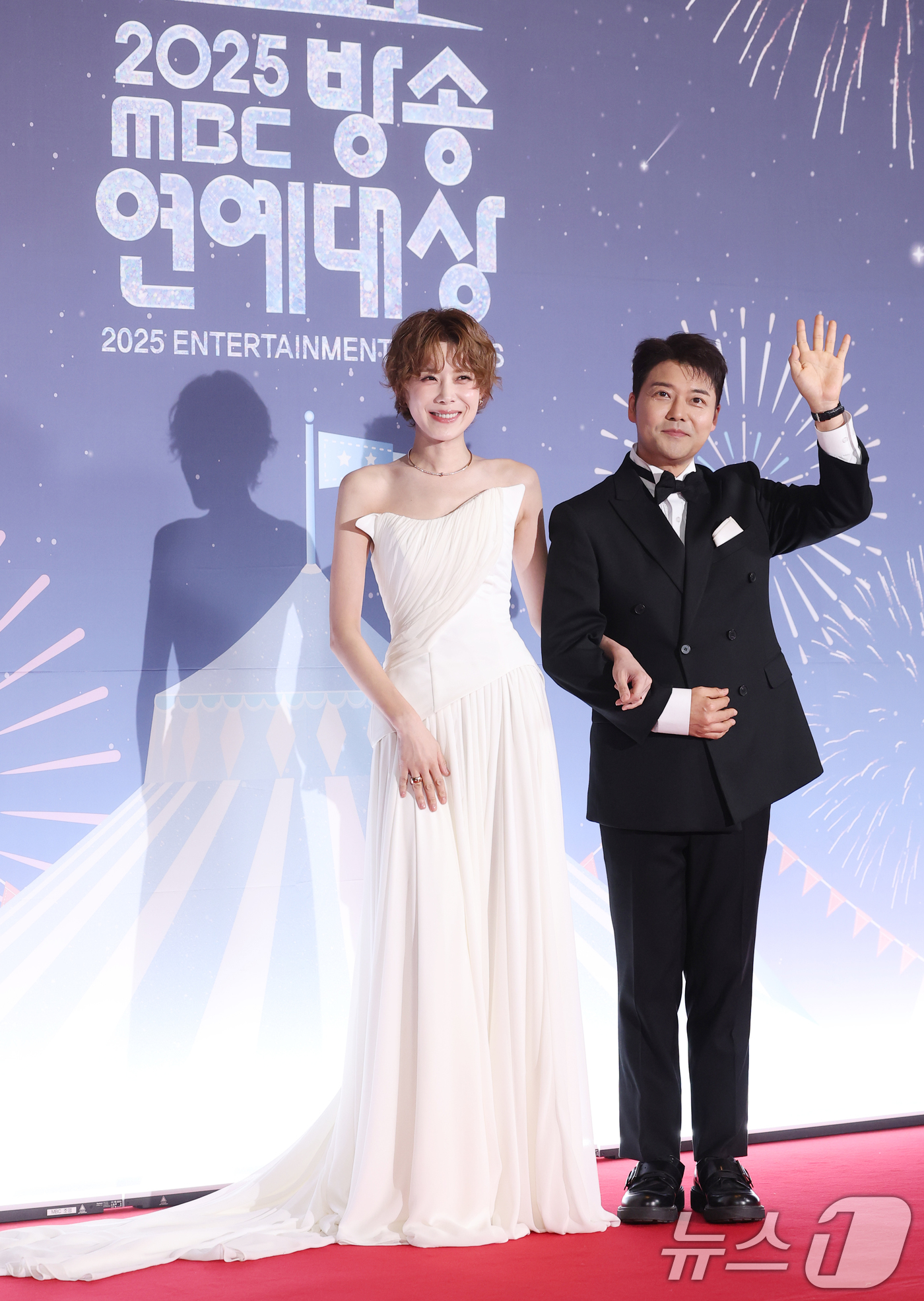 (서울=뉴스1) 권현진 기자 = 방송인 장도연과 전현무(오른쪽)가 29일 오후 서울 마포구 MBC 미디어센터 공개홀에서 열린 '2025 MBC 방송연예대상' 레드카펫 행사에 참석해 …