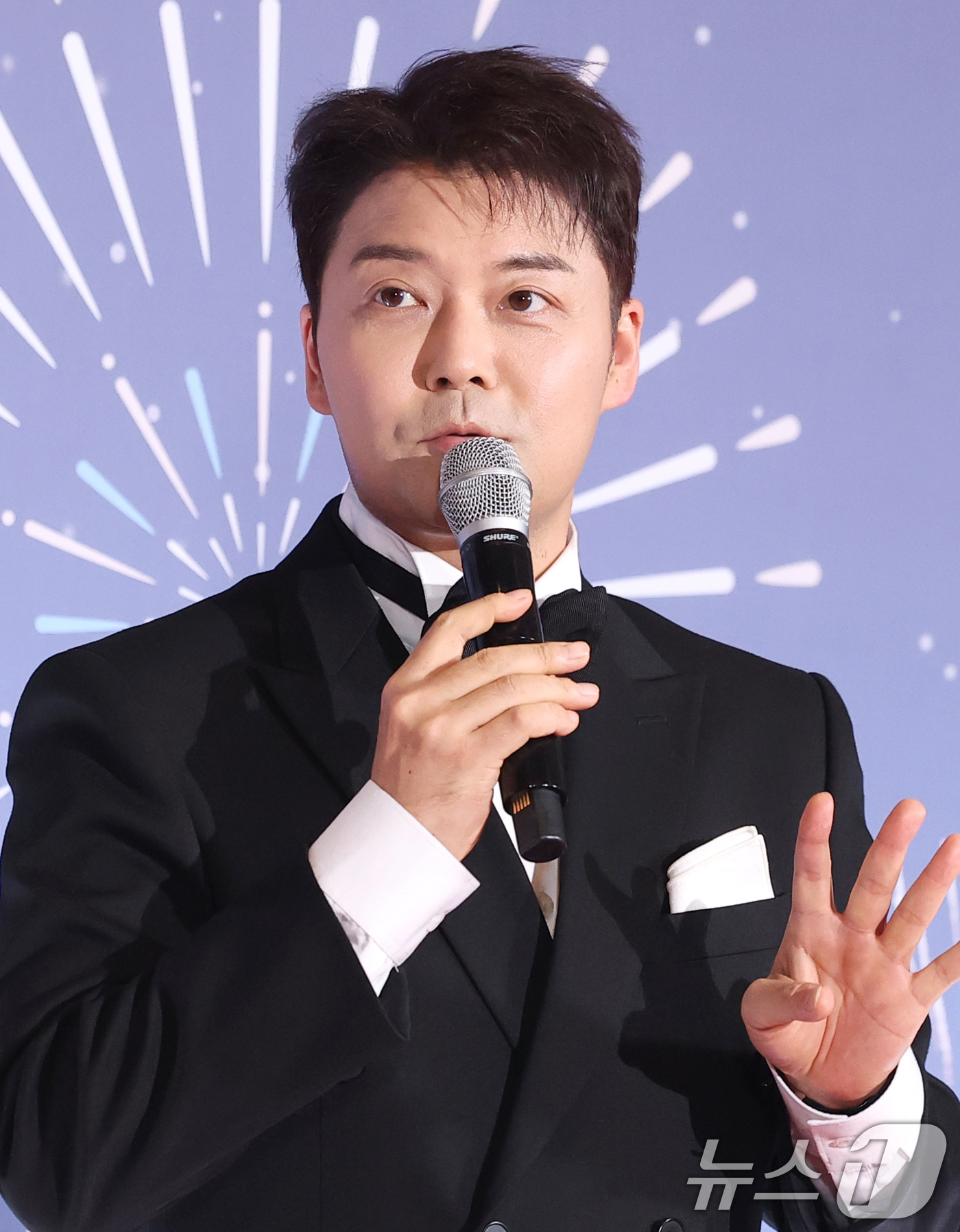 (서울=뉴스1) 권현진 기자 = 방송인 전현무가 29일 오후 서울 마포구 MBC 미디어센터 공개홀에서 열린 '2025 MBC 방송연예대상' 레드카펫 행사에 참석해 인사말을 하고 있 …