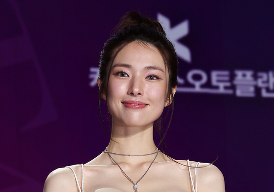 하영, 우아한 미소