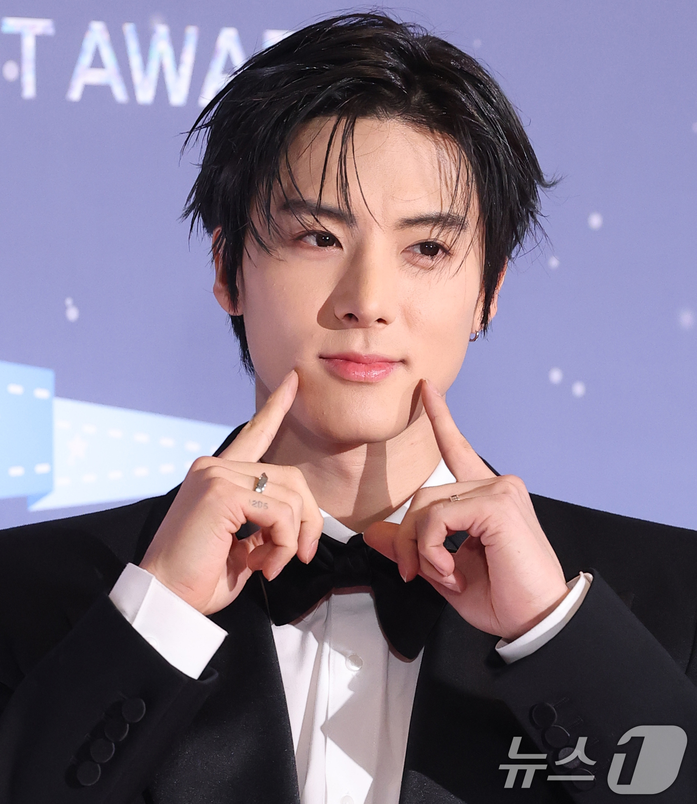 (서울=뉴스1) 권현진 기자 = 더보이즈 에릭이 29일 오후 서울 마포구 MBC 미디어센터 공개홀에서 열린 '2025 MBC 방송연예대상' 레드카펫 행사에 참석해 포즈를 취하고 있 …