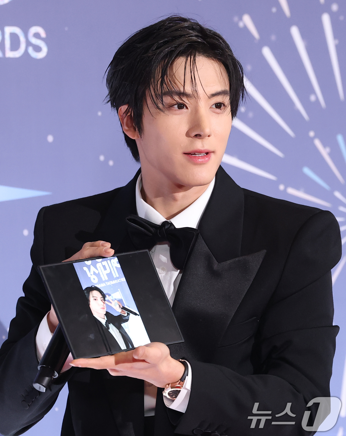 (서울=뉴스1) 권현진 기자 = 더보이즈 에릭이 29일 오후 서울 마포구 MBC 미디어센터 공개홀에서 열린 '2025 MBC 방송연예대상' 레드카펫 행사에 참석해 삼성 트라이플드로 …