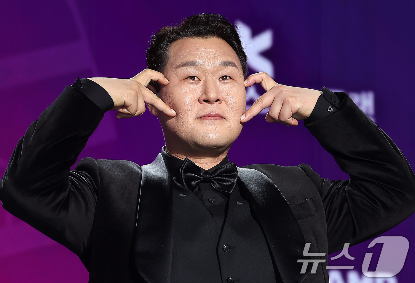 (서울=뉴스1) 김진환 기자 = 배우 윤경호가 29일 오후 서울 동대문디자인플라자(DDP)에서 열린 '2025 서울콘 에이판 스타 어워즈'(2025 SEOULCON APAN STA …