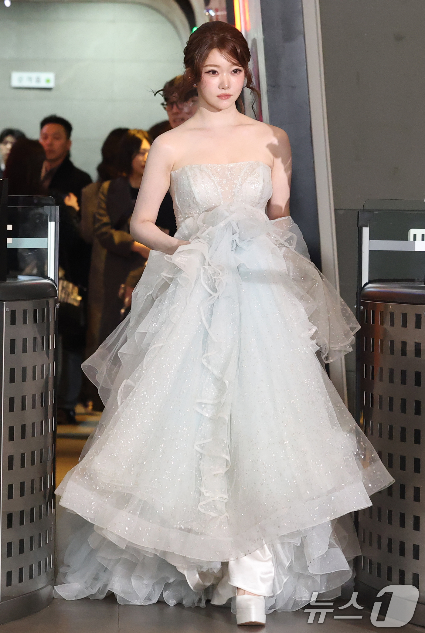 (서울=뉴스1) 권현진 기자 = 가수 츠키가 29일 오후 서울 마포구 MBC 미디어센터 공개홀에서 열린 '2025 MBC 방송연예대상' 레드카펫 행사에 참석하고 있다. 2025.1 …