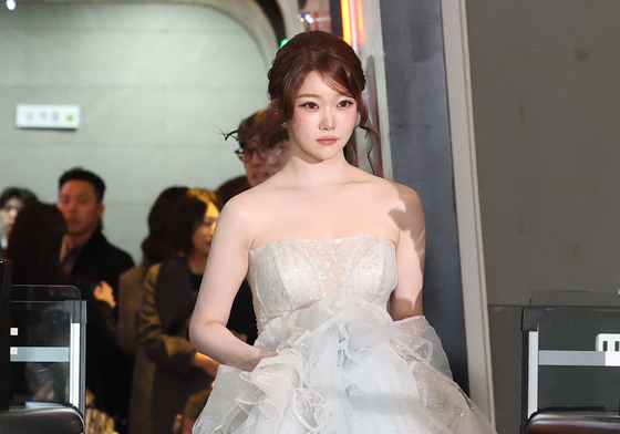 츠키, 드레스 입은 강성 마라토너