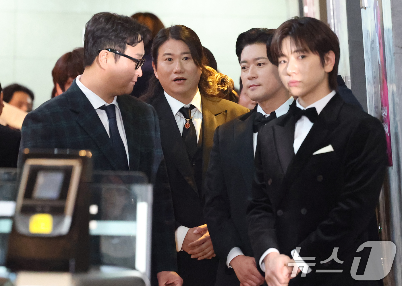 (서울=뉴스1) 권현진 기자 = '나 혼자 산다' 팀이 29일 오후 서울 마포구 MBC 미디어센터 공개홀에서 열린 '2025 MBC 방송연예대상' 레드카펫 행사에 참석해 포토타임을 …