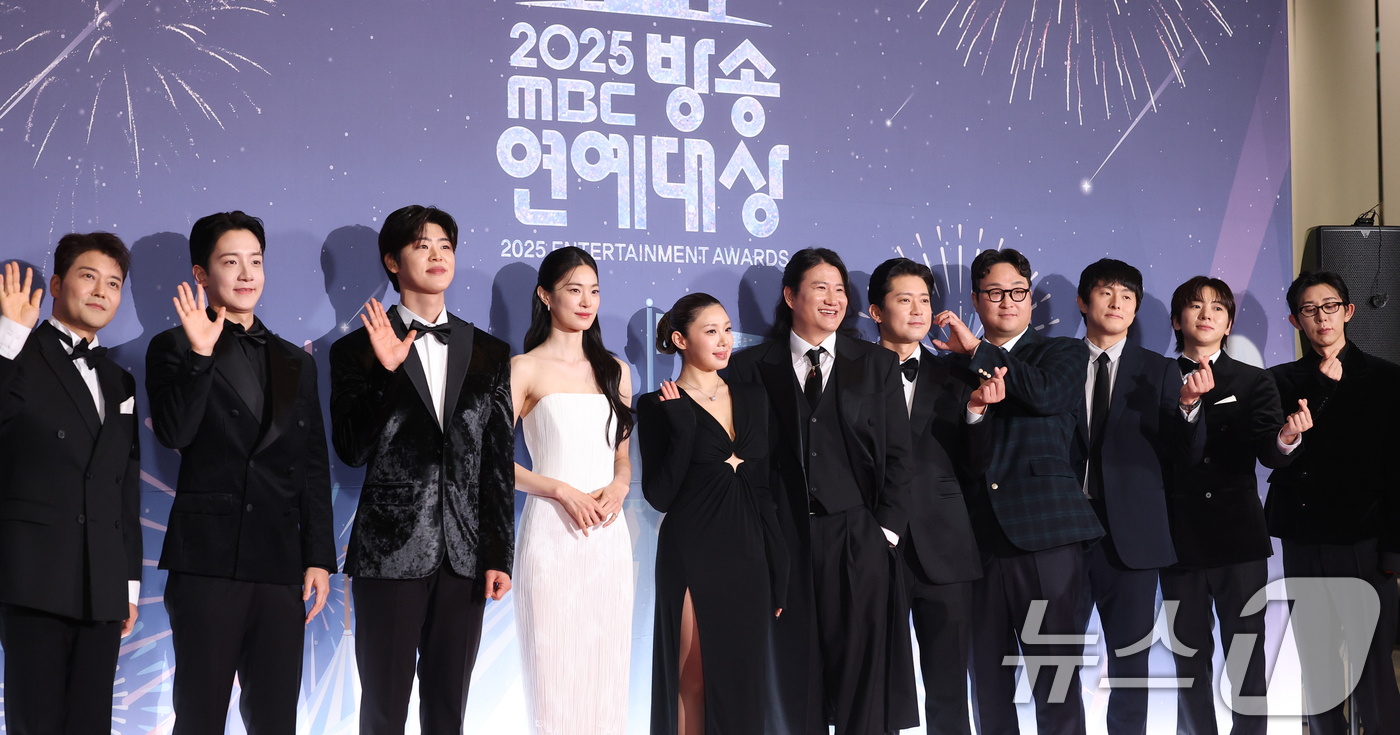 (서울=뉴스1) 권현진 기자 = '나 혼자 산다' 팀이 29일 오후 서울 마포구 MBC 미디어센터 공개홀에서 열린 '2025 MBC 방송연예대상' 레드카펫 행사에 참석해 포즈를 취 …