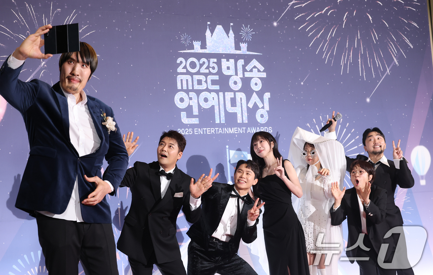 (서울=뉴스1) 권현진 기자 = '전지적 참견 시점' 최홍만(왼쪽부터)과 전현무, 양세형, 쯔양, 홍현희, 송은이 유병재가 29일 오후 서울 마포구 MBC 미디어센터 공개홀에서 열 …