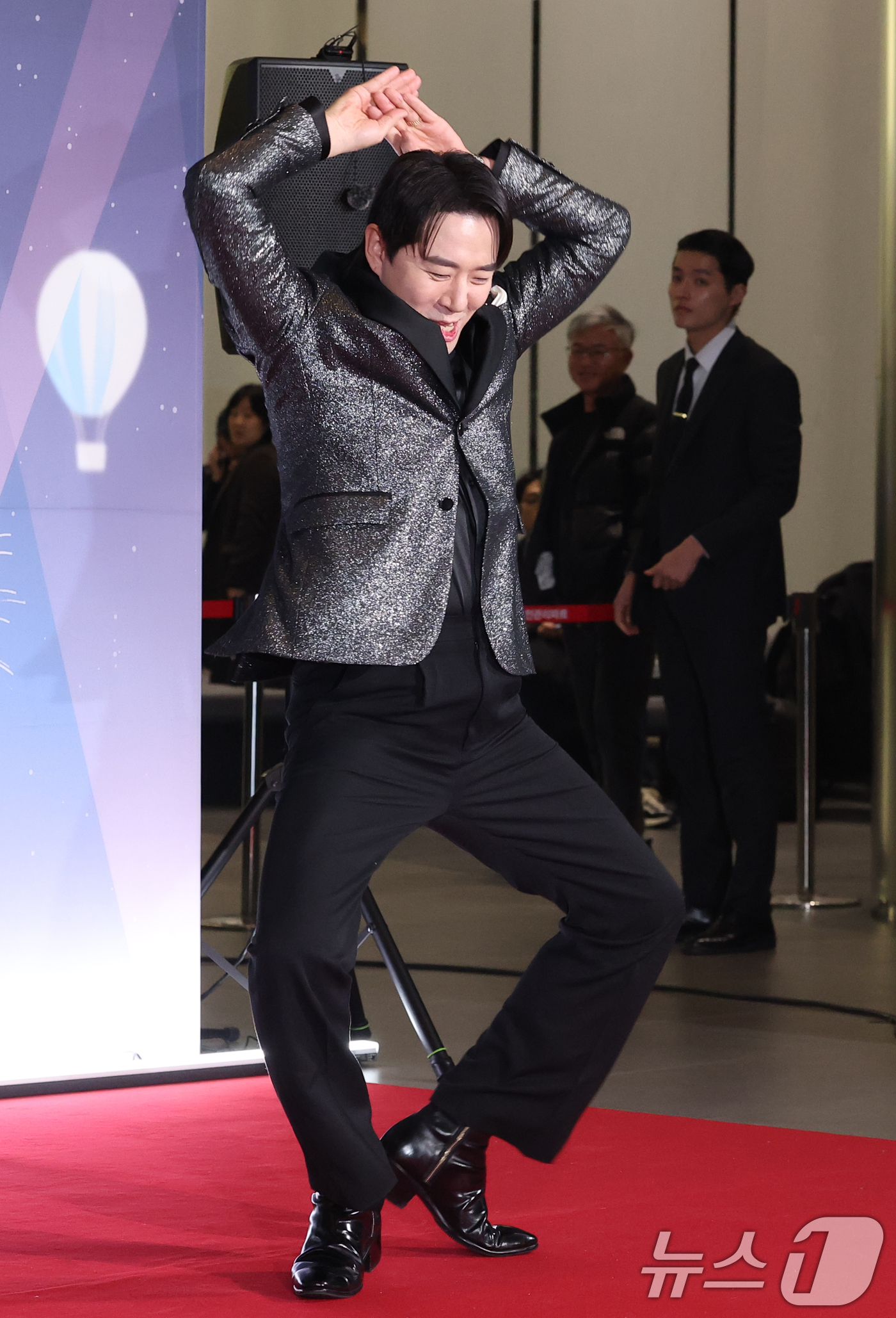 (서울=뉴스1) 권현진 기자 = 방송인 붐이 29일 오후 서울 마포구 MBC 미디어센터 공개홀에서 열린 '2025 MBC 방송연예대상' 레드카펫 행사에 참석해 댄스를 선보이고 있다 …