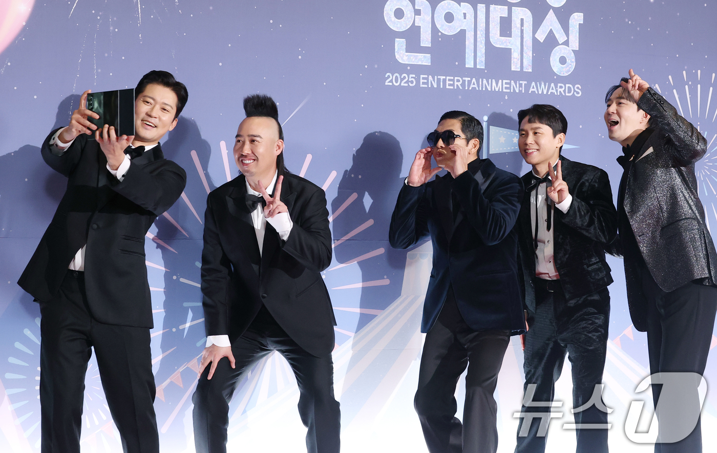 (서울=뉴스1) 권현진 기자 = '푹 쉬면 다행이야' 김대호(왼쪽부터)와 유희관, 박준형, 양세형, 붐이 29일 오후 서울 마포구 MBC 미디어센터 공개홀에서 열린 '2025 MB …