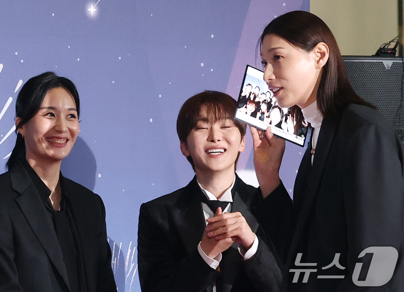 (서울=뉴스1) 권현진 기자 = '신인감독' 김연경이 29일 오후 서울 마포구 MBC 미디어센터 공개홀에서 열린 '2025 MBC 방송연예대상' 레드카펫 행사에 참석해 신상 트라이 …