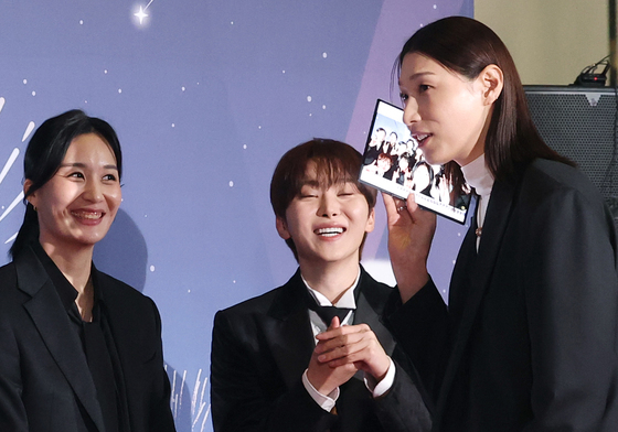 김연경, 트라이폴드폰 귀에 대고 '여보세요?'