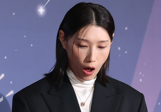 김연경. 신상 트라이폴드폰 보며 '감탄'