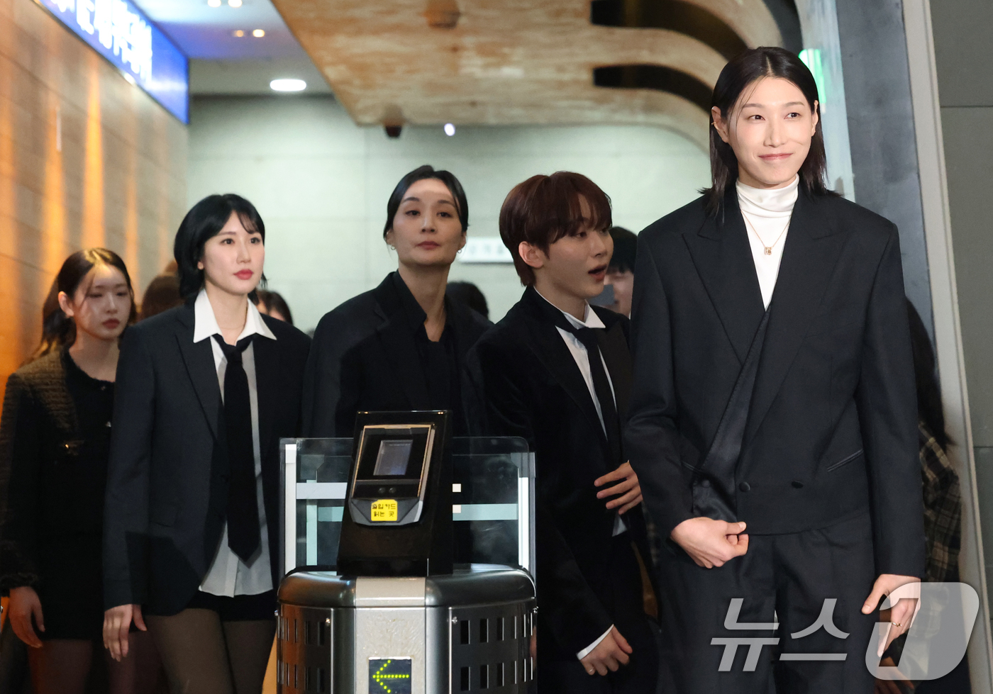 (서울=뉴스1) 권현진 기자 = '신인감독' 김연경(오른쪽)이 29일 오후 서울 마포구 MBC 미디어센터 공개홀에서 열린 '2025 MBC 방송연예대상' 레드카펫 행사에 참석하고 …