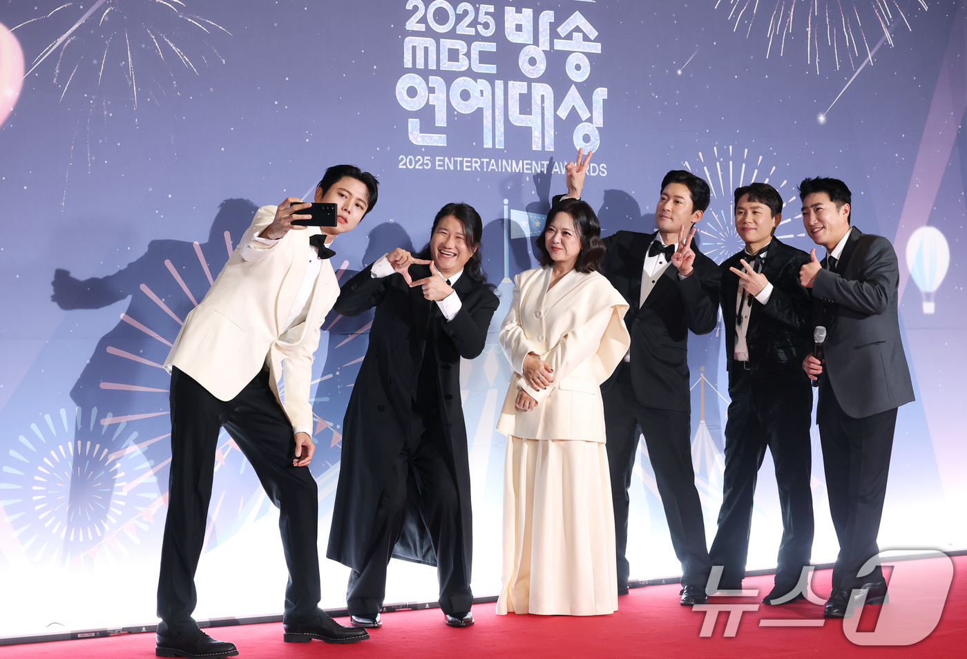 (서울=뉴스1) 권현진 기자 = '구해줘! 홈즈' 주우재(왼쪽부터)와 임우재, 김숙, 김대호, 양세형, 장동민이 29일 오후 서울 마포구 MBC 미디어센터 공개홀에서 열린 '202 …