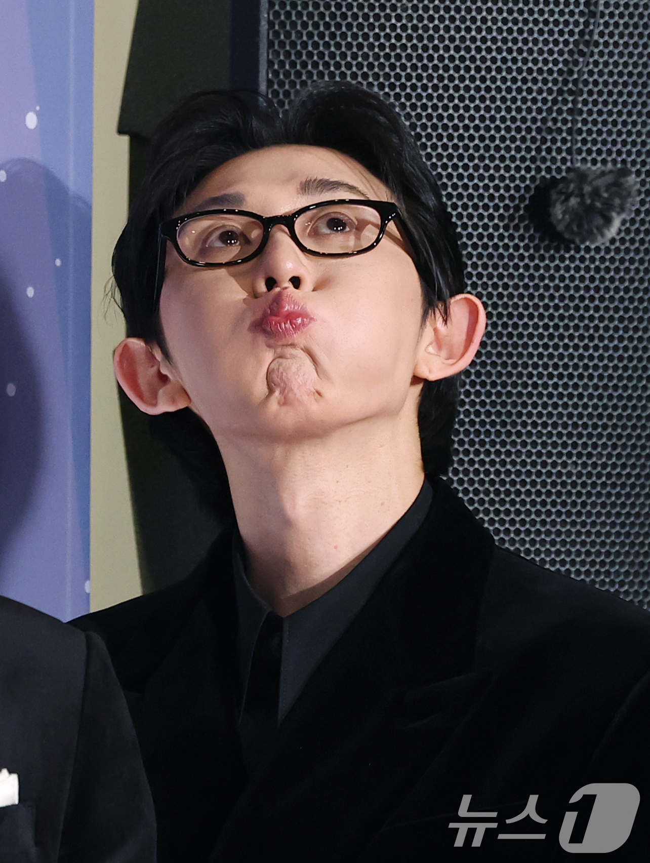 (서울=뉴스1) 권현진 기자 = '나 혼자 산다' 코드 쿤스트가 29일 오후 서울 마포구 MBC 미디어센터 공개홀에서 열린 '2025 MBC 방송연예대상' 레드카펫 행사에 참석해 …