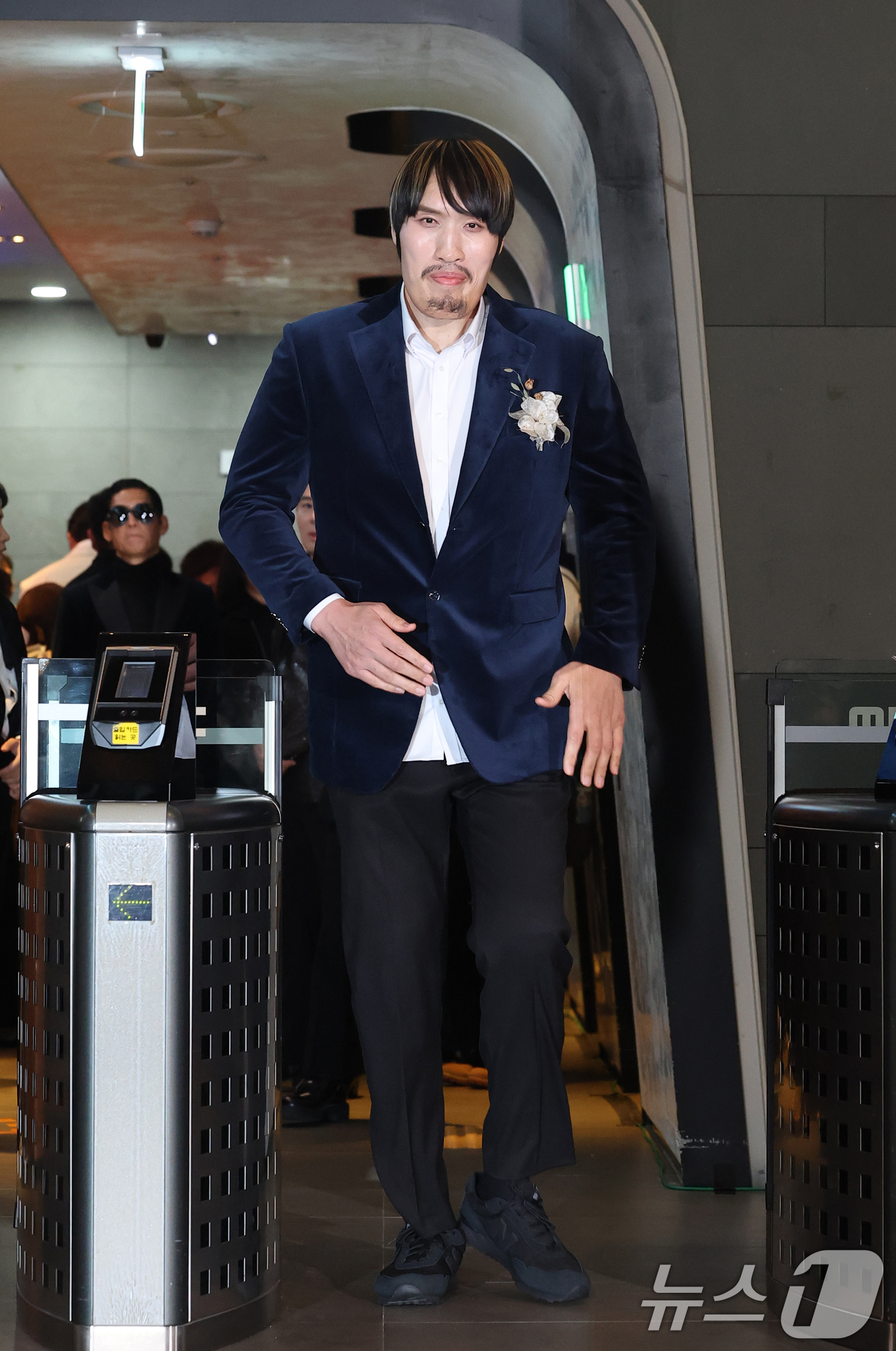 (서울=뉴스1) 권현진 기자 = '전지적 참견 시점' 최홍만이 29일 오후 서울 마포구 MBC 미디어센터 공개홀에서 열린 '2025 MBC 방송연예대상' 레드카펫 행사에 참석하고 …