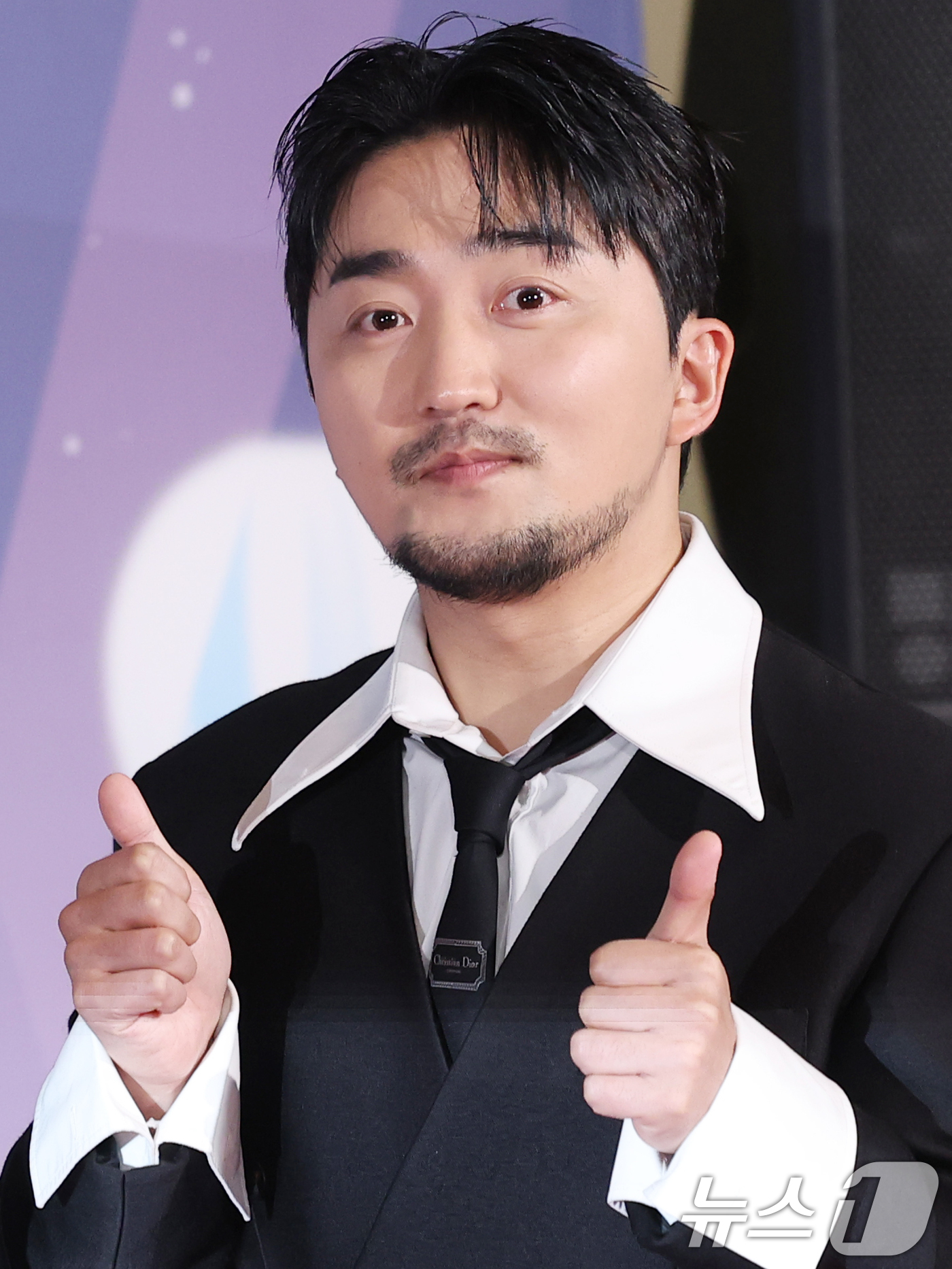 (서울=뉴스1) 권현진 기자 = '전지적 참견 시점' 유병재가 29일 오후 서울 마포구 MBC 미디어센터 공개홀에서 열린 '2025 MBC 방송연예대상' 레드카펫 행사에 참석해 포 …