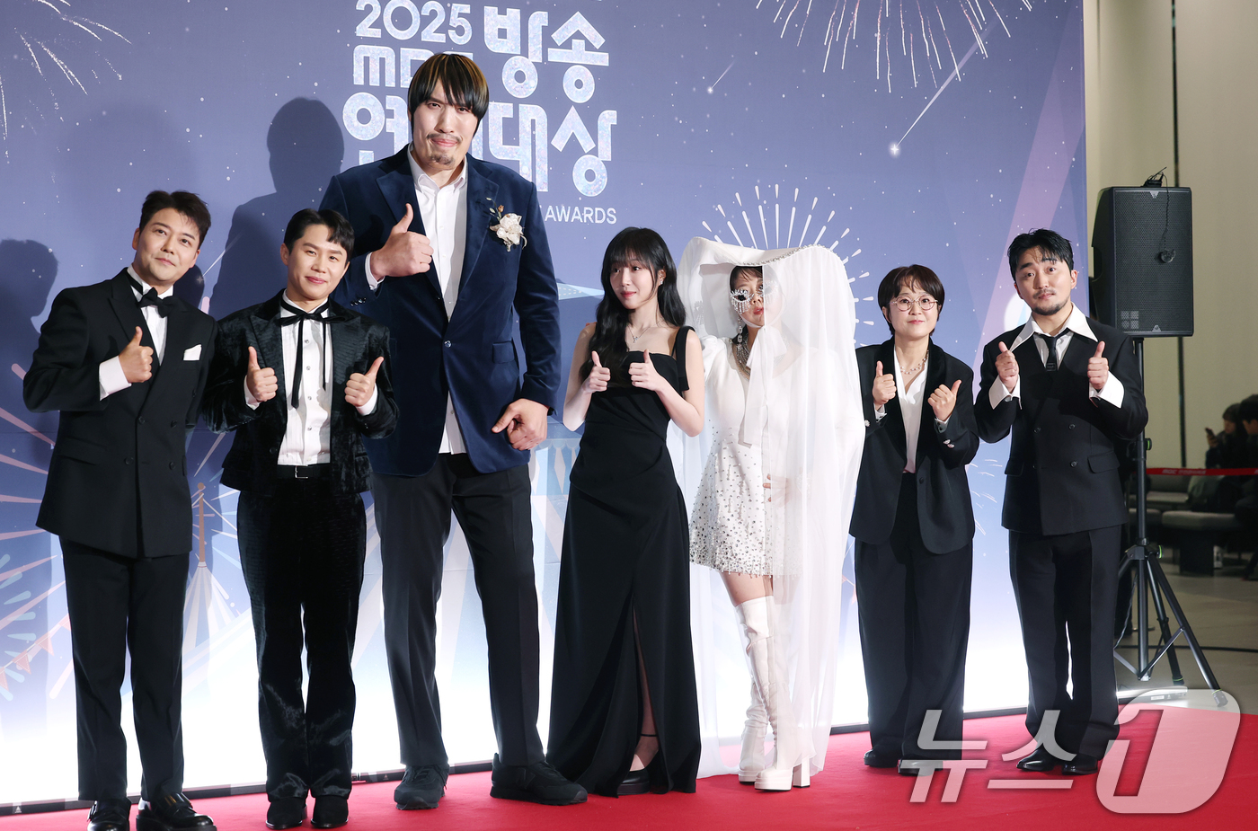 (서울=뉴스1) 권현진 기자 = '전지적 참견 시점' 전현무(왼쪽부터)와 최홍만, 양세형, 쯔양, 홍현희, 송은이 유병재가 29일 오후 서울 마포구 MBC 미디어센터 공개홀에서 열 …