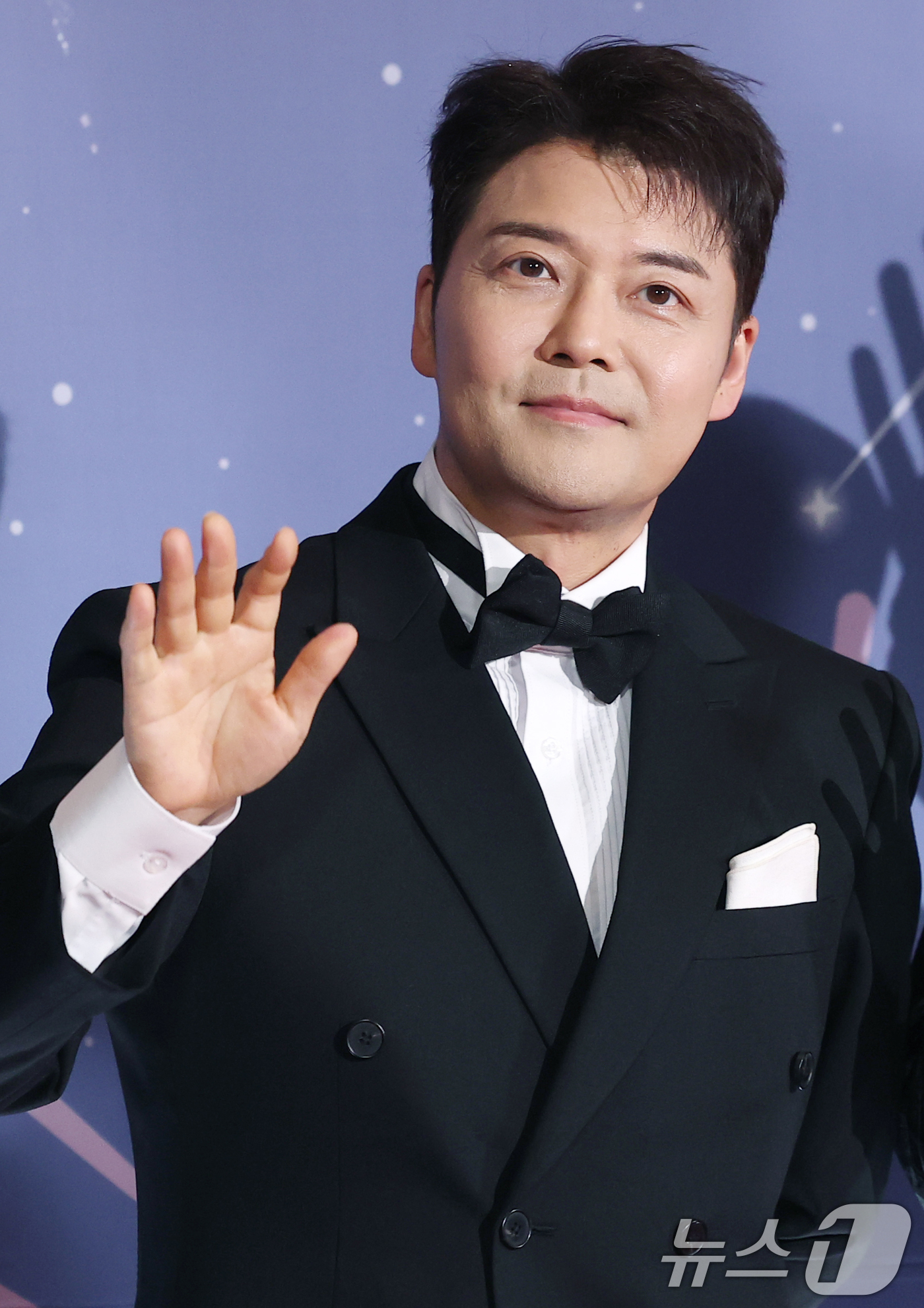 (서울=뉴스1) 권현진 기자 = 방송인 전현무가 29일 오후 서울 마포구 MBC 미디어센터 공개홀에서 열린 '2025 MBC 방송연예대상' 레드카펫 행사에 참석해 포즈를 취하고 있 …