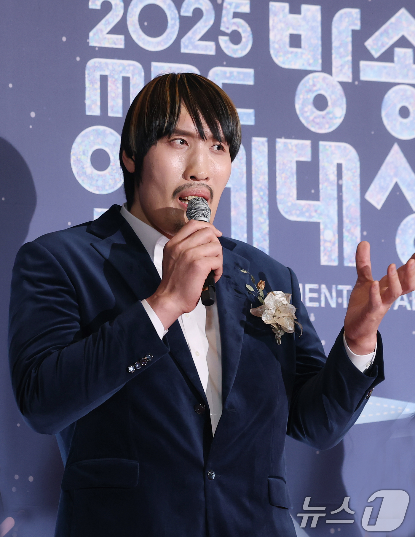 (서울=뉴스1) 권현진 기자 = '전지적 참견 시점' 최홍만이 29일 오후 서울 마포구 MBC 미디어센터 공개홀에서 열린 '2025 MBC 방송연예대상' 레드카펫 행사에 참석해 인 …