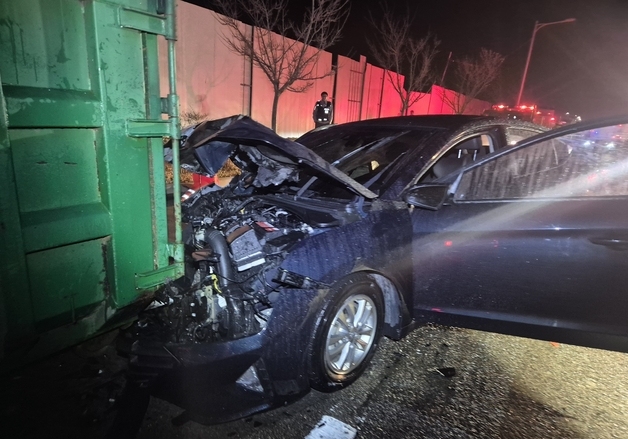 당진서 승용차 주행 중 쓰레기 적재함 들이받아 차량 화재