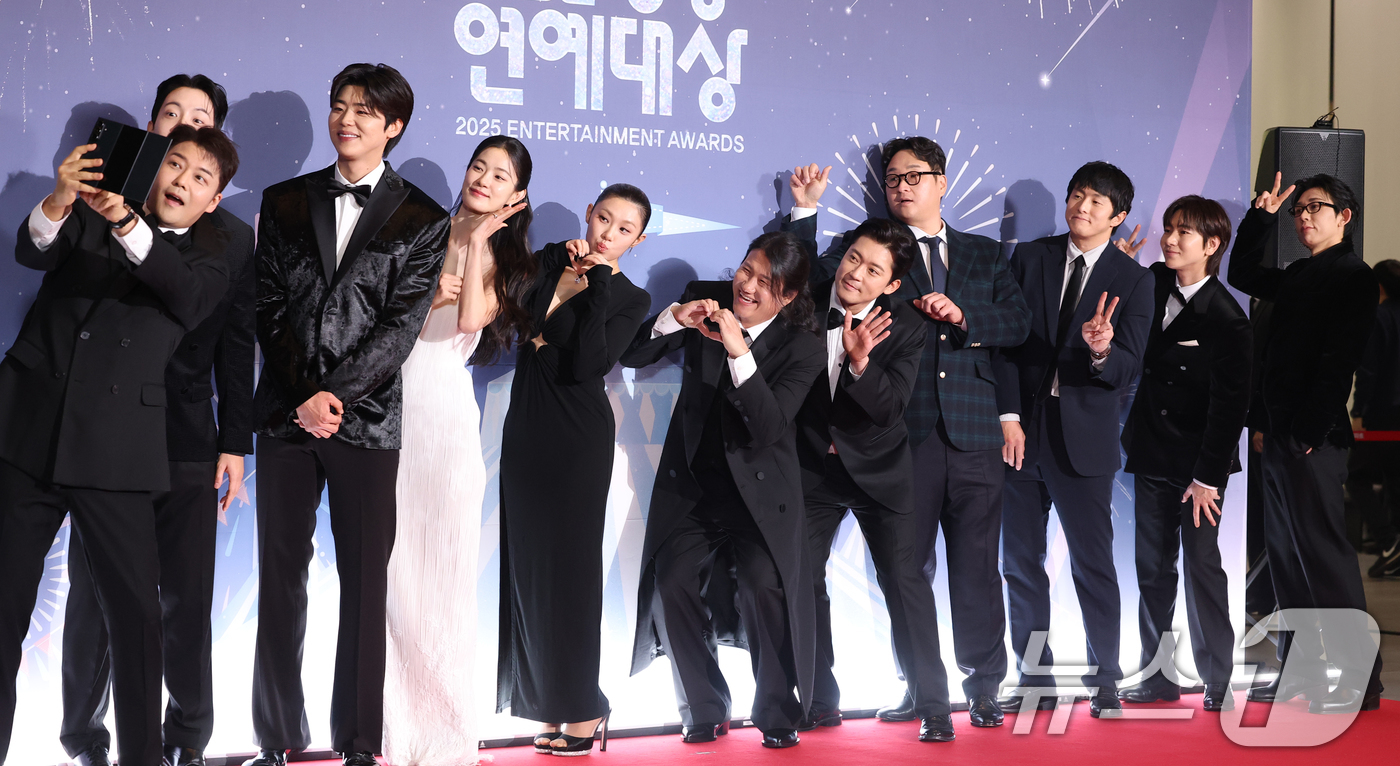 (서울=뉴스1) 권현진 기자 = '나 혼자 산다' 전현무(왼쪽부터)와 고강용, 박지현, 옥자연, 리정, 임우일, 김대호, 구성환, 기안84, 이주승, 코드 쿤스트가 29일 오후 서 …