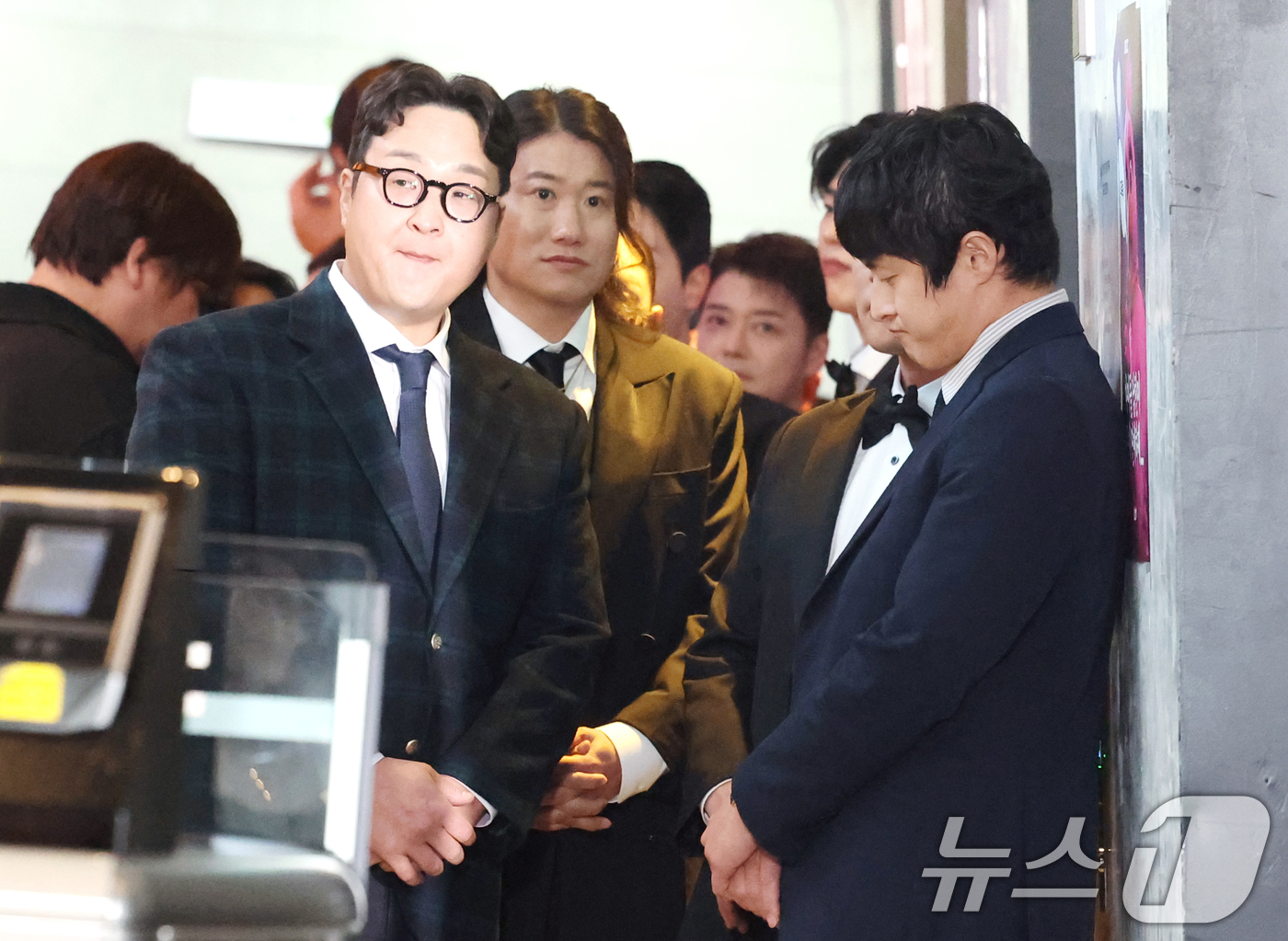 (서울=뉴스1) 권현진 기자 = '나 혼자 산다' 기안84(오른쪽)가 29일 오후 서울 마포구 MBC 미디어센터 공개홀에서 열린 '2025 MBC 방송연예대상' 레드카펫 행사에서 …