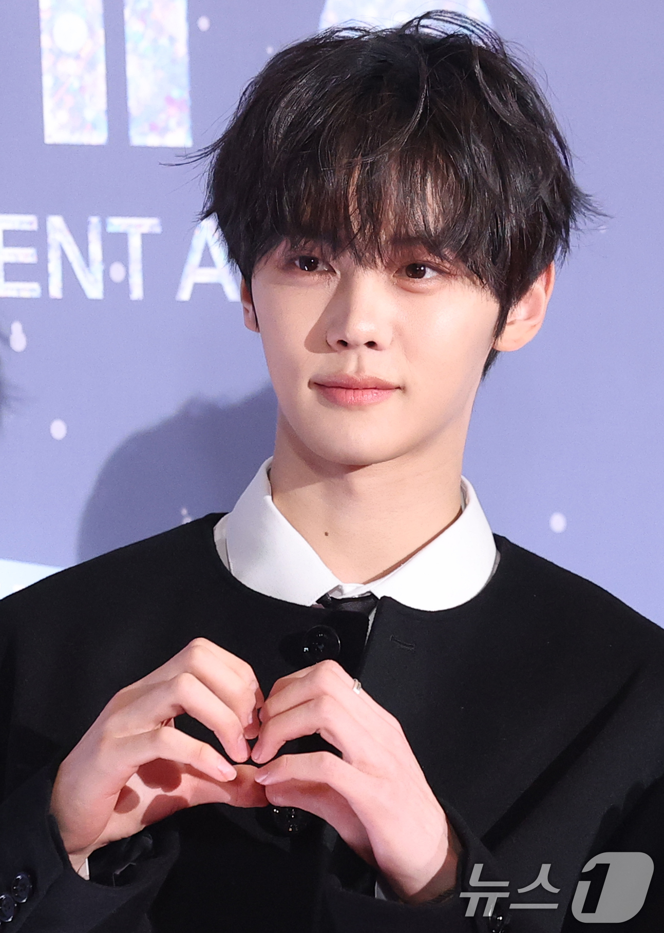 (서울=뉴스1) 권현진 기자 = 제로베이스원 김규빈이 29일 오후 서울 마포구 MBC 미디어센터 공개홀에서 열린 '2025 MBC 방송연예대상' 레드카펫 행사에 참석해 포즈를 취하 …