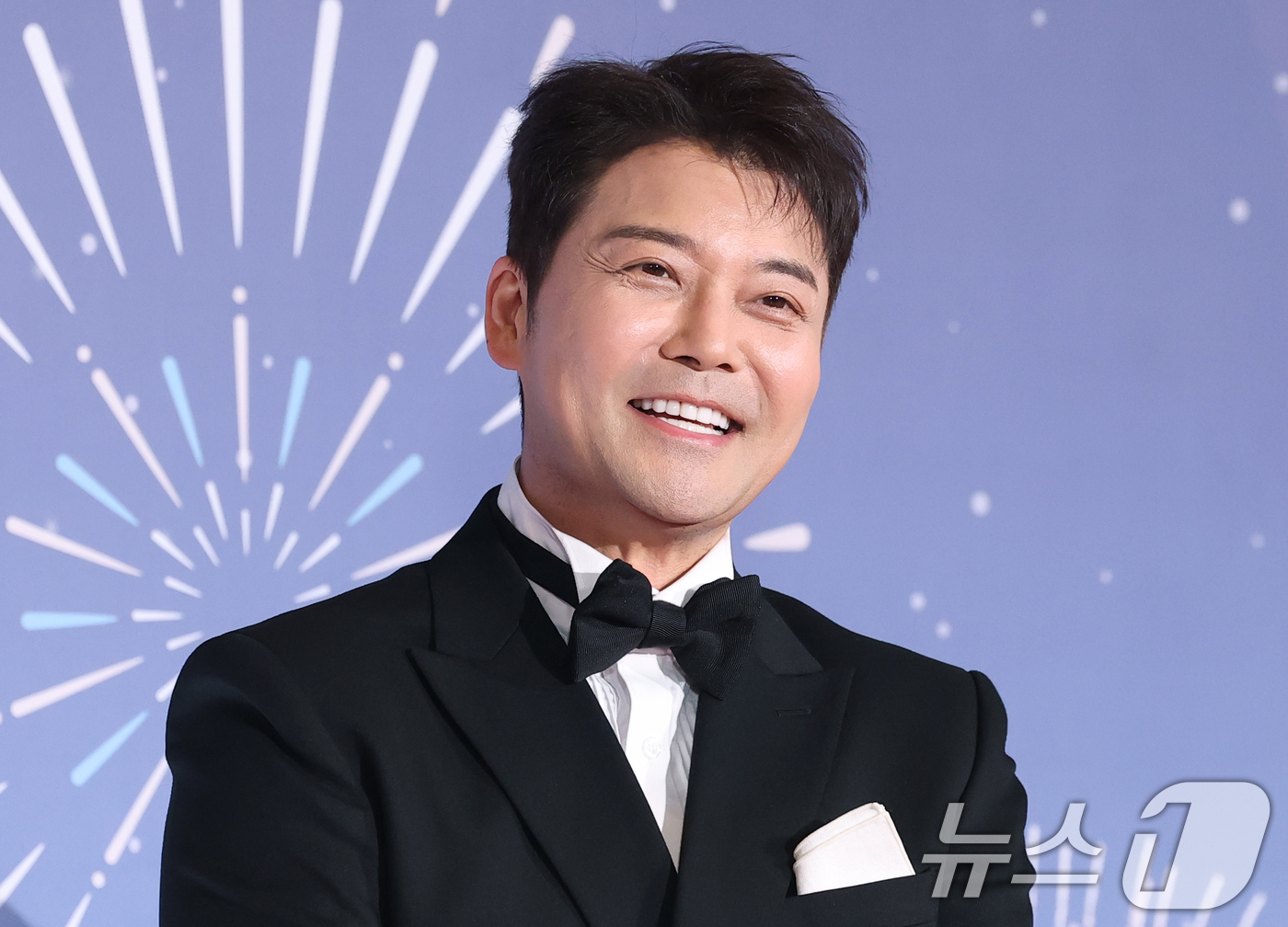 (서울=뉴스1) 권현진 기자 = 방송인 전현무가 29일 오후 서울 마포구 MBC 미디어센터 공개홀에서 열린 '2025 MBC 방송연예대상' 레드카펫 행사에 참석해 미소를 짓고 있다 …