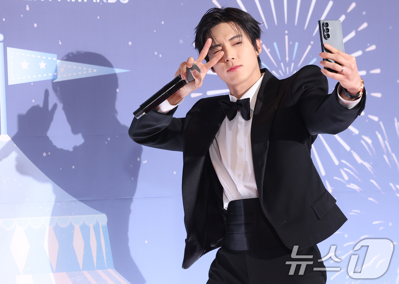 (서울=뉴스1) 권현진 기자 = 더보이즈 에릭이 29일 오후 서울 마포구 MBC 미디어센터 공개홀에서 열린 '2025 MBC 방송연예대상' 레드카펫 행사에 참석해 삼성 트라이플드로 …