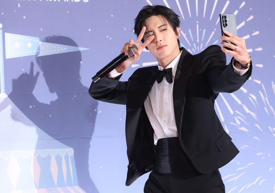 더보이즈 에릭, 신상 핸드폰 들고 '찰칵'