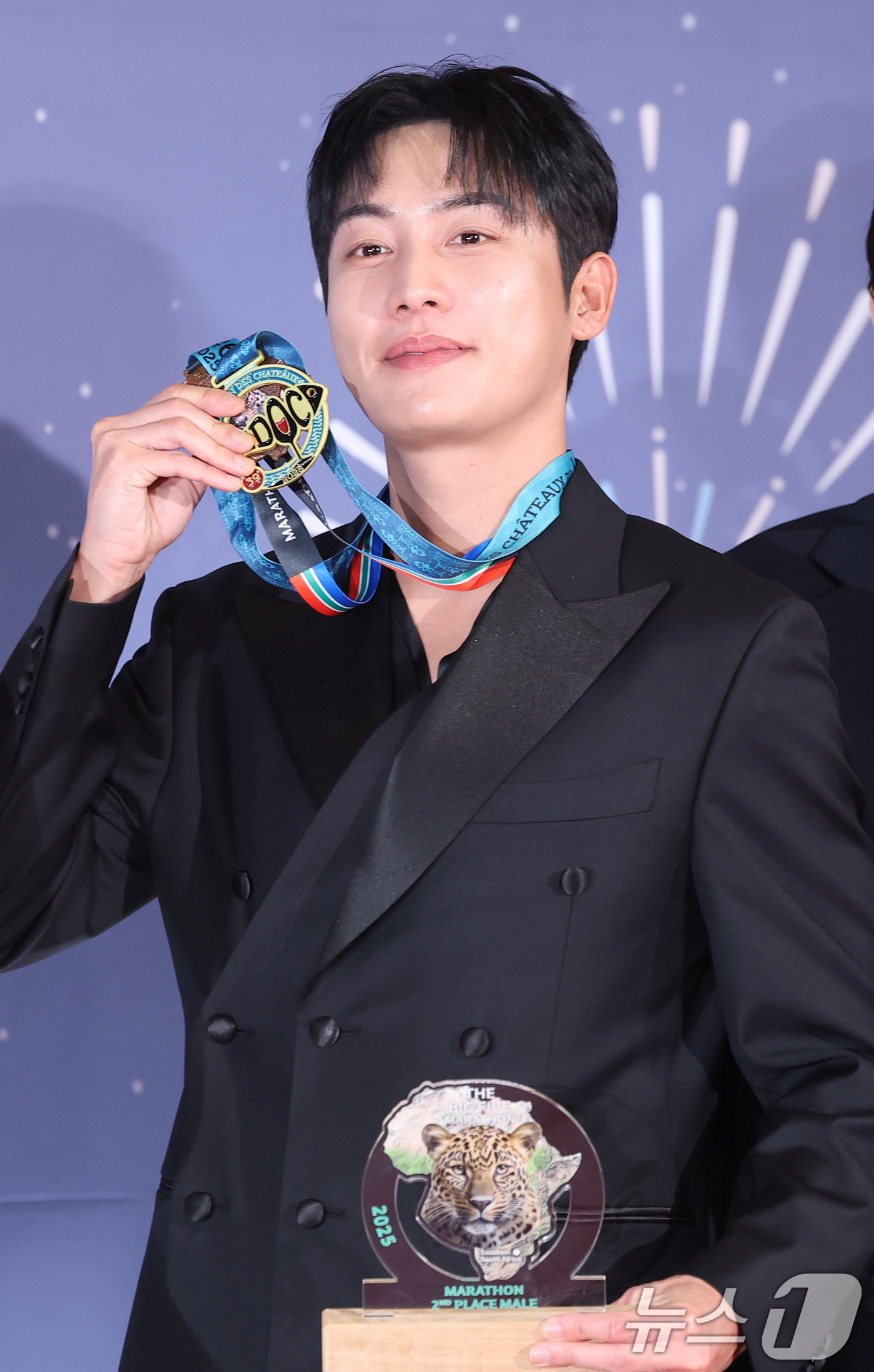 (서울=뉴스1) 권현진 기자 = '극한84' 권화운이 29일 오후 서울 마포구 MBC 미디어센터 공개홀에서 열린 '2025 MBC 방송연예대상' 레드카펫 행사에서 포즈를 취하고 있 …