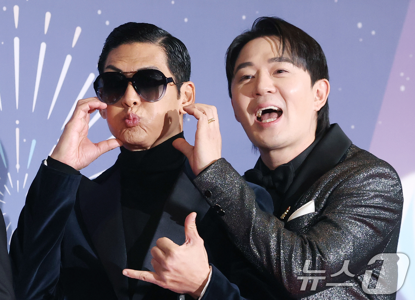 (서울=뉴스1) 권현진 기자 = '푹 쉬면 다행이야' 박준형과 붐(오른쪽)이 29일 오후 서울 마포구 MBC 미디어센터 공개홀에서 열린 '2025 MBC 방송연예대상' 레드카펫 행 …