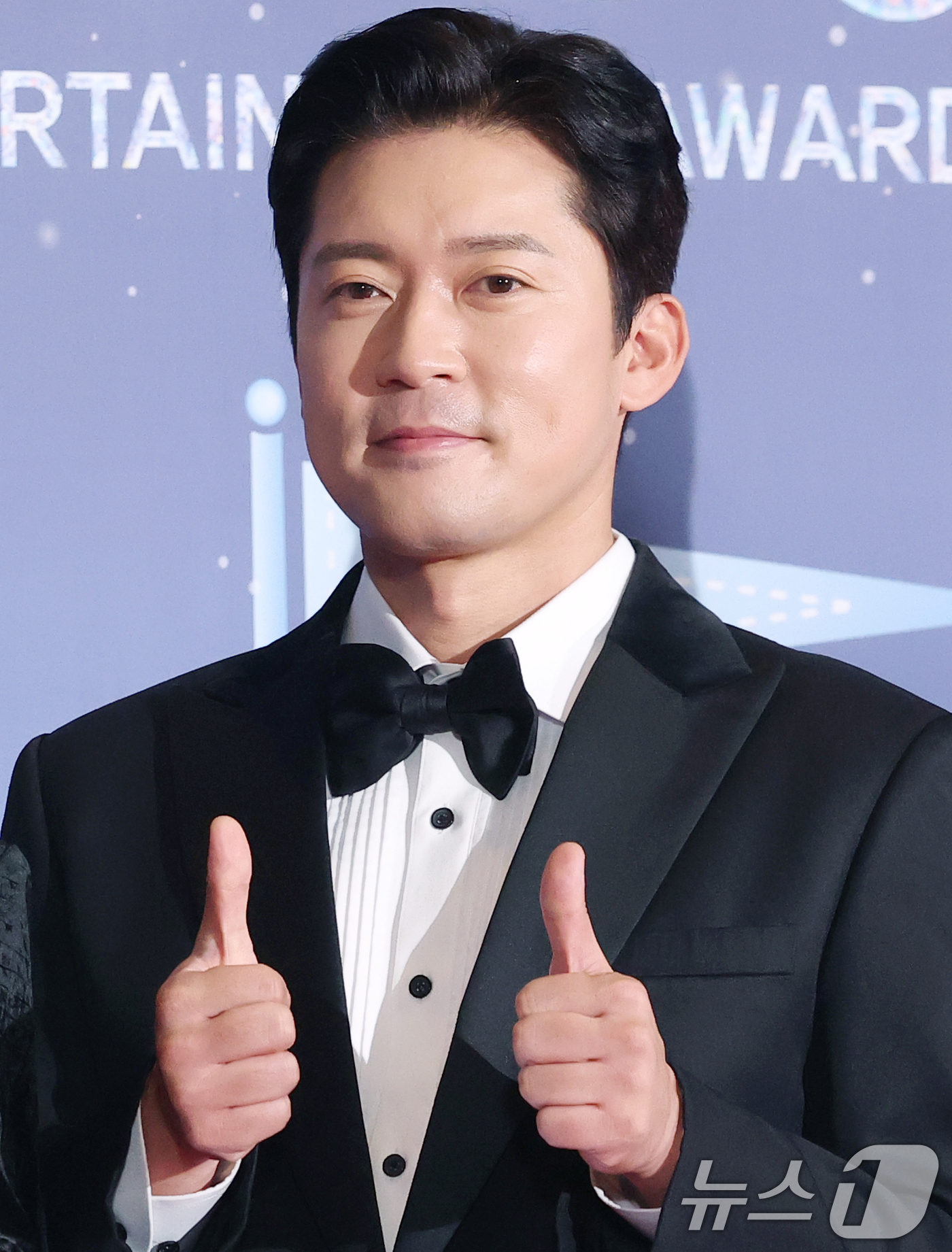 (서울=뉴스1) 권현진 기자 = '푹 쉬면 다행이야' 김대호가 29일 오후 서울 마포구 MBC 미디어센터 공개홀에서 열린 '2025 MBC 방송연예대상' 레드카펫 행사에 참석해 포 …