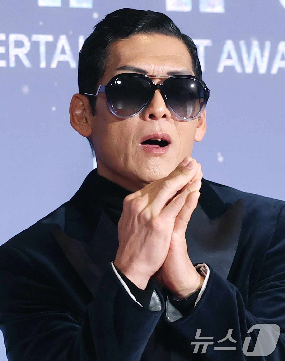 (서울=뉴스1) 권현진 기자 = '푹 쉬면 다행이야' 박준형이 29일 오후 서울 마포구 MBC 미디어센터 공개홀에서 열린 '2025 MBC 방송연예대상' 레드카펫 행사에 참석해 손 …