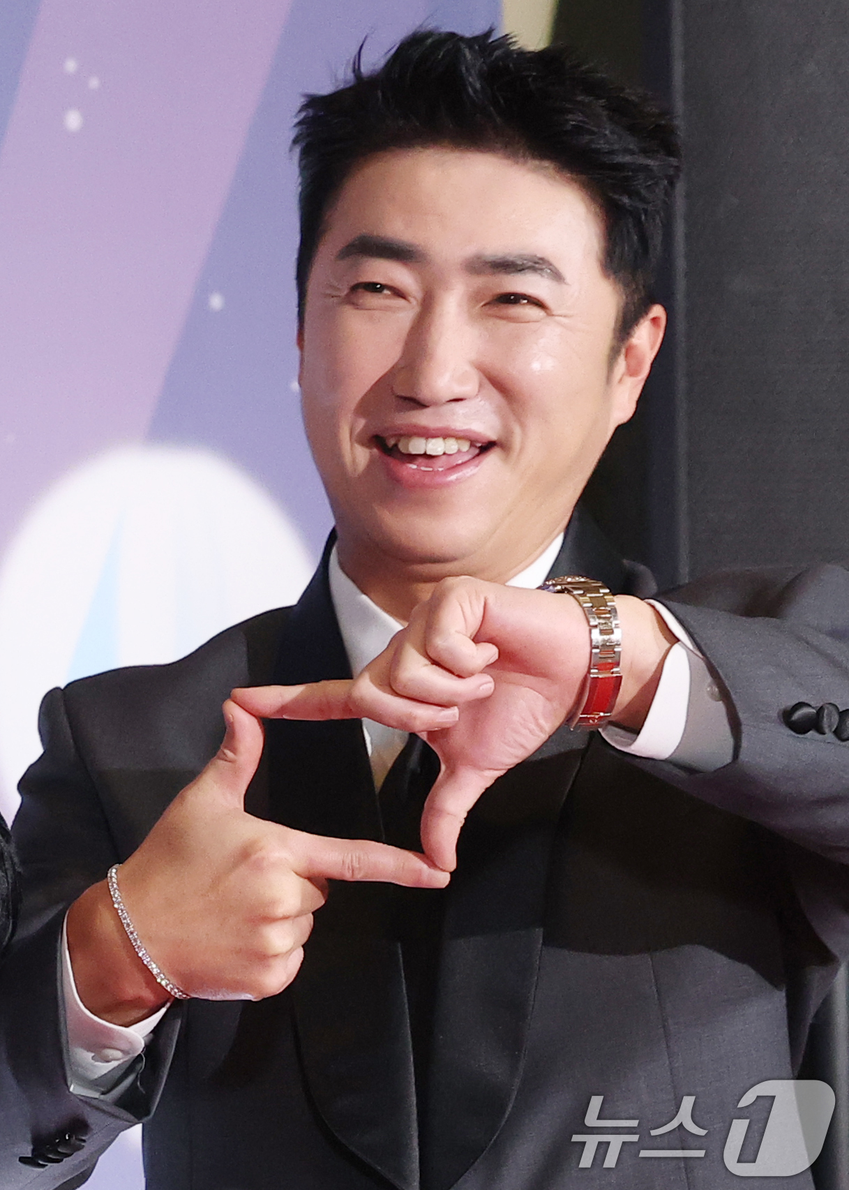 (서울=뉴스1) 권현진 기자 = '구해줘! 홈즈' 장동민이 29일 오후 서울 마포구 MBC 미디어센터 공개홀에서 열린 '2025 MBC 방송연예대상' 레드카펫 행사에 참석해 포즈를 …