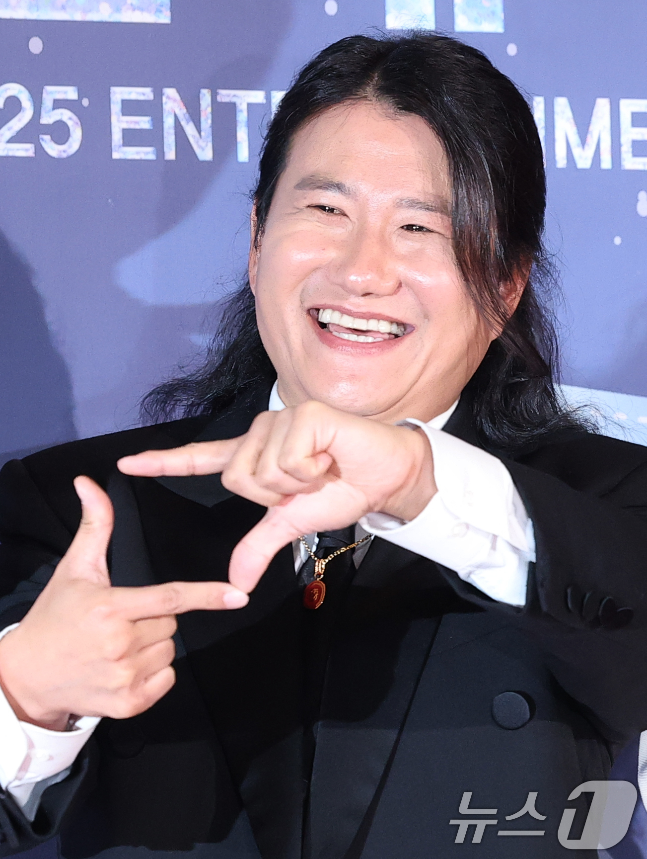 (서울=뉴스1) 권현진 기자 = '구해줘! 홈즈' 임우일이 29일 오후 서울 마포구 MBC 미디어센터 공개홀에서 열린 '2025 MBC 방송연예대상' 레드카펫 행사에 참석해 포즈를 …