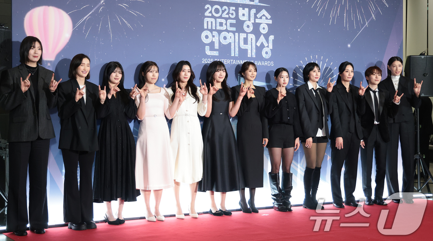 (서울=뉴스1) 권현진 기자 = '신인감독' 김연경(오른쪽)과 세븐틴 승관을 비롯한 원더독스 선수들이 29일 오후 서울 마포구 MBC 미디어센터 공개홀에서 열린 '2025 MBC …