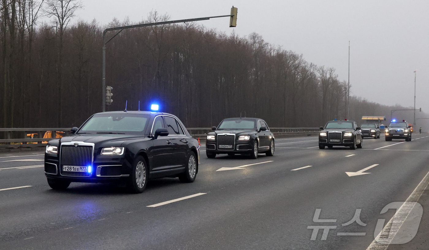 (로이터=뉴스1) 윤다정 기자 = 2일(현지시간) 러시아 모스크바에서 스티브 위트코프 미국 특사와 도널드 트럼프 미국 대통령의 사위 재러드 쿠슈너 등을 태운 차량이 브누코보 국제공 …