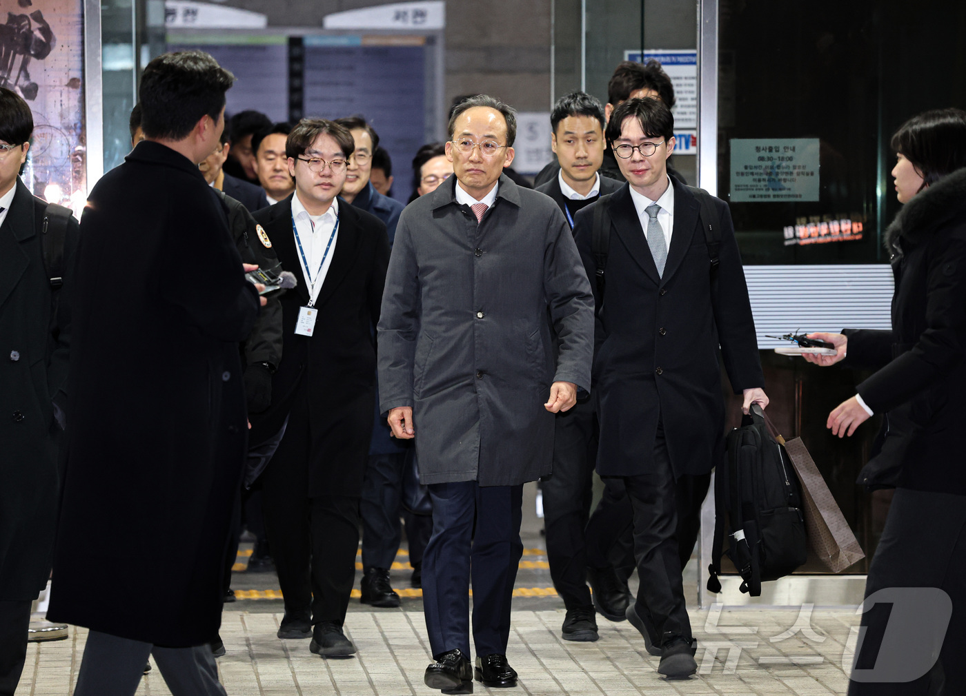 (서울=뉴스1) 오대일 기자 = 12·3 비상계엄 해제 요구안 표결 방해 의혹을 받는 추경호 국민의힘 의원이 2일 밤 서울 서초구 서울중앙지방법원에서 열린 구속 전 피의자 심문(영 …