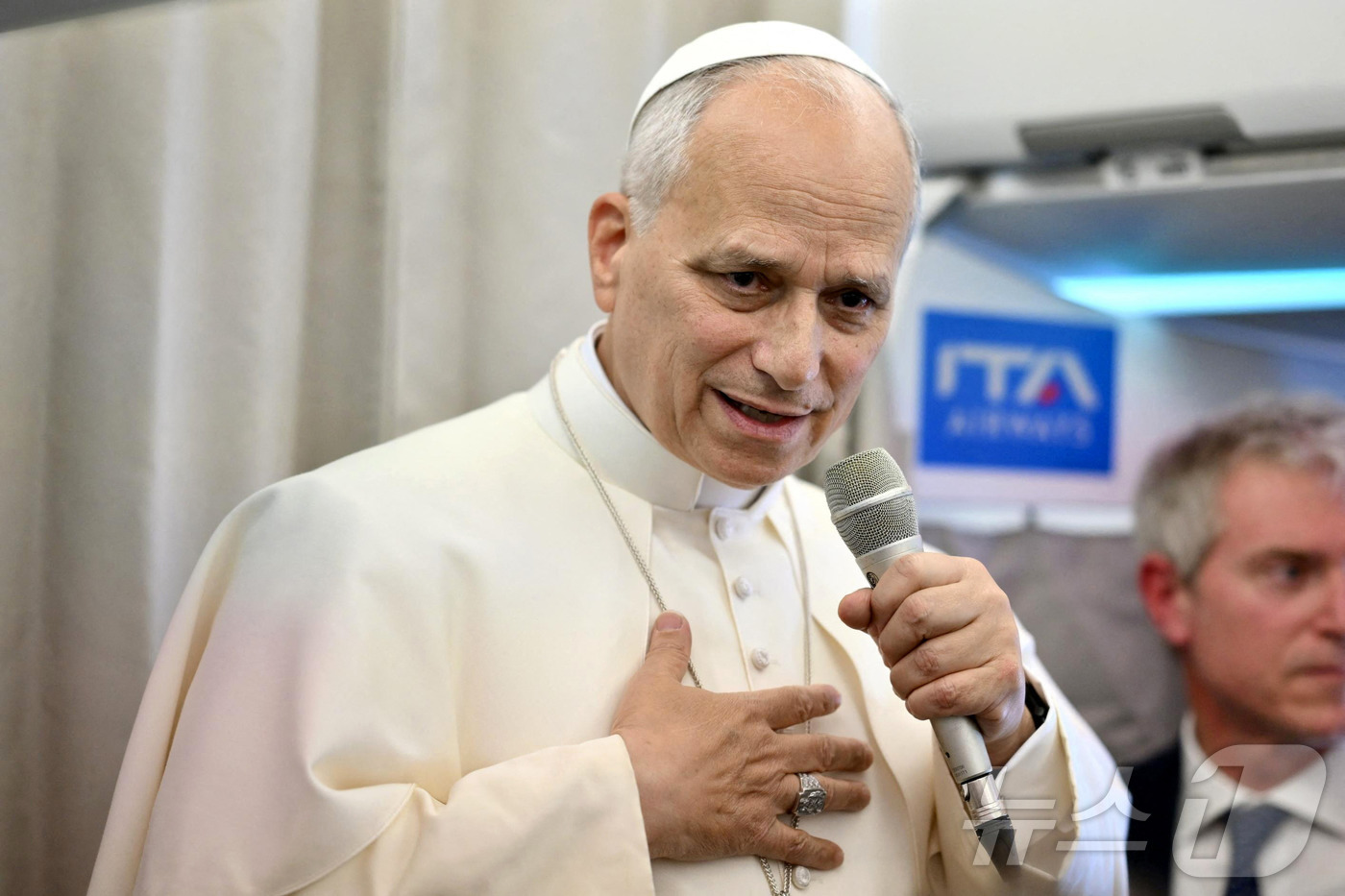 (AFP=뉴스1) 윤다정 기자 = 레오 14세 교황이 2일(현지시간) 튀르키예와 레바논 순방을 마치고 로마로 향하는 비행기에서 기자들에게 이야기하고 있다. 2025.12.02.ⓒ …