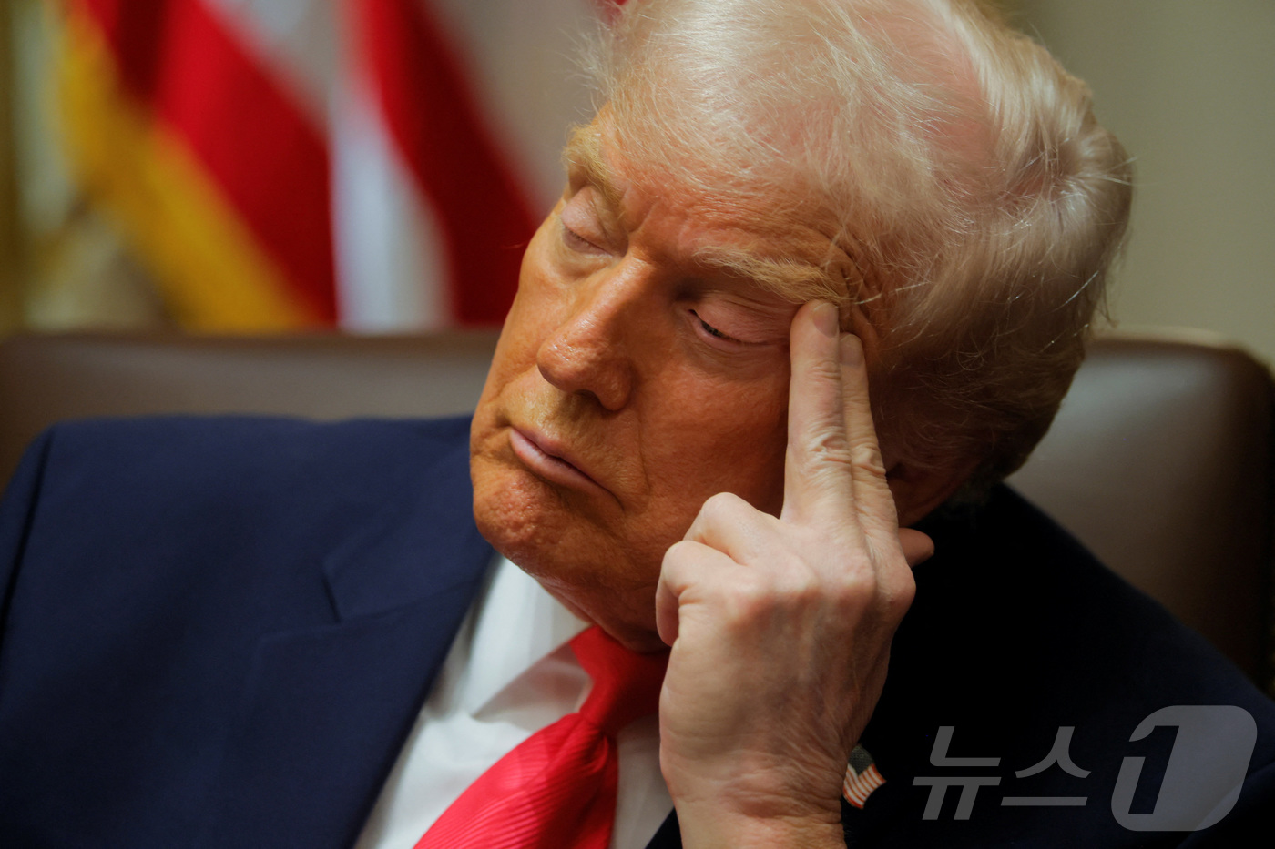 (워싱턴DC 로이터=뉴스1) 류정민 특파원 = 도널드 트럼프 미국 대통령이 2일(현지시간) 워싱턴DC 백악관에서 열린 각료 회의 중 잠시 졸고 있다. 2025.12.02.ⓒ 로이터 …